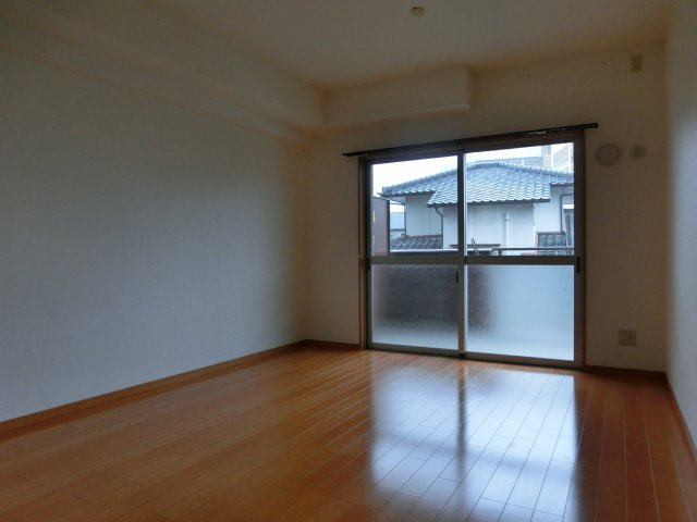 久留米市篠山町の賃貸マンションの居間・リビング|同タイプの別室になります。