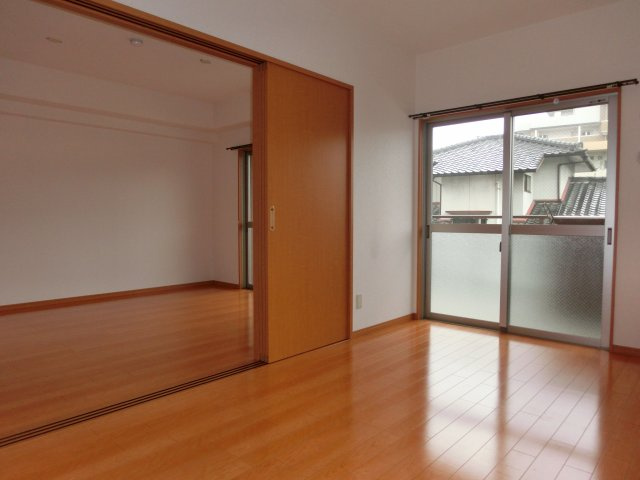 久留米市篠山町の賃貸マンションの居間・リビング|同タイプの別室になります。