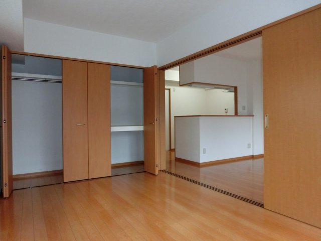 久留米市篠山町の賃貸マンションの居間・リビング|同タイプの別室になります