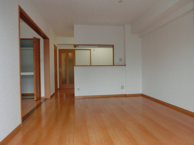 久留米市篠山町の賃貸マンションの居間・リビング|同タイプの別室になります。