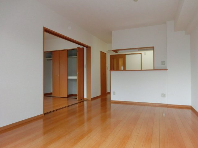 久留米市篠山町の賃貸マンションの居間・リビング|同タイプの別室になります。