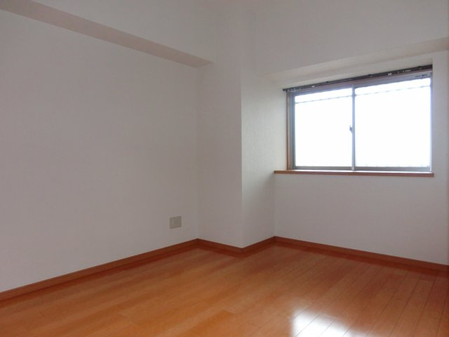 久留米市篠山町の賃貸マンションの居間・リビング|同タイプの別室になります。