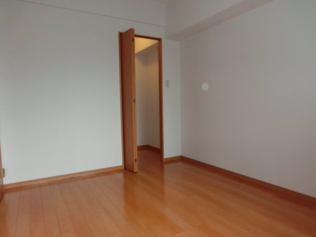 久留米市篠山町の賃貸マンションの居間・リビング|同タイプの別室になります。