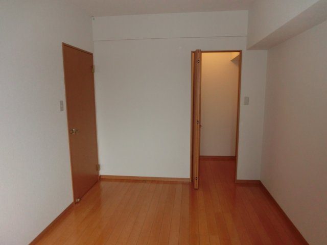 久留米市篠山町の賃貸マンションの居間・リビング|同タイプの別室になります。