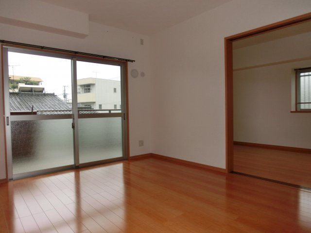 久留米市篠山町の賃貸マンションの居間・リビング|同タイプの別室になります。