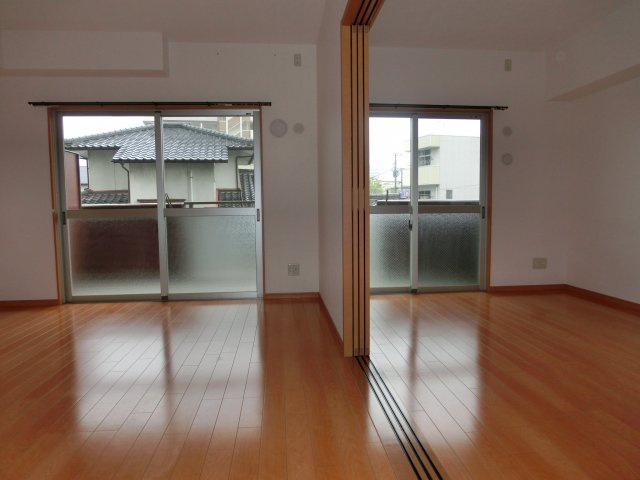 久留米市篠山町の賃貸マンションの居間・リビング|同タイプの別部屋です。