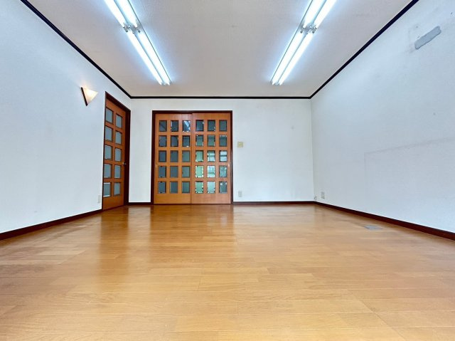 向日市物集女町北ノ口　の洋室|1階 洋室
DKに近い為、リビングとしてご家族でゆったり寛いでいただくのもおススメです！