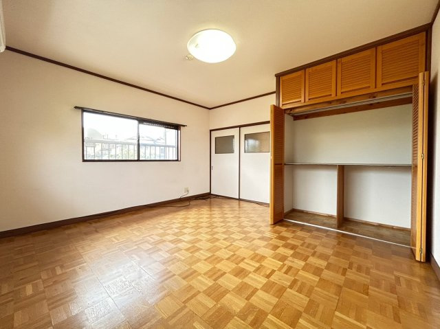 向日市物集女町北ノ口　の洋室|2階 洋室
パーケットフローリングがレトロで可愛いです♪