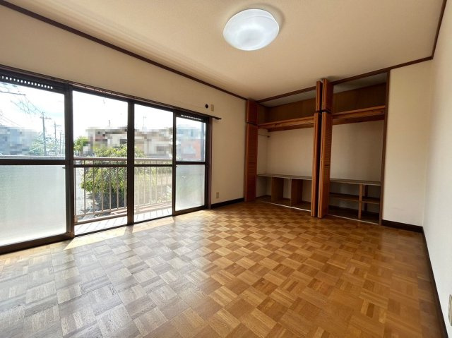 向日市物集女町北ノ口　の洋室|2F 洋室
こちらの洋室から、バルコニーに出ていただくことが出来ます！