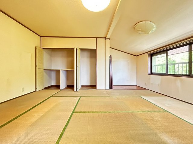 向日市物集女町北ノ口　の和室|2階 和室
収納スペースもございます。