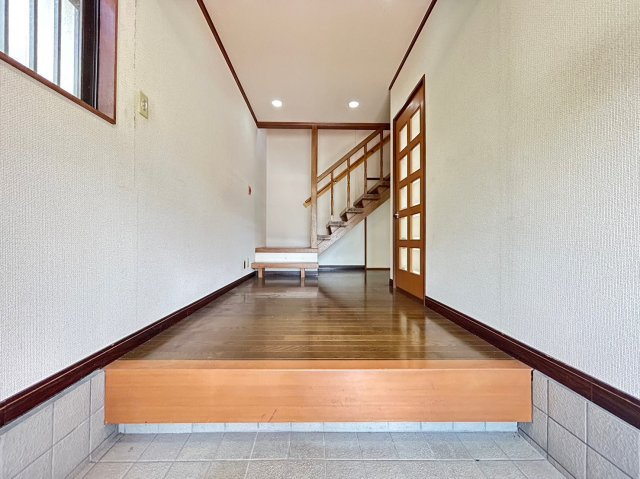 向日市物集女町北ノ口　の玄関|木の温もりを感じる玄関
玄関入ってすぐ、洋室がございますので、そちらを応接間としてご利用いただくのもおススメです！