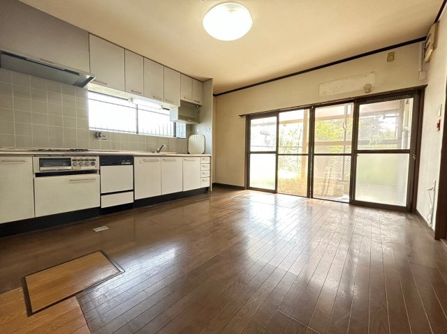 向日市物集女町北ノ口　の居間・リビング|幅広のI型キッチン
シンプルな構造で使い勝手が良いキッチンです！収納スペースも充実しております。