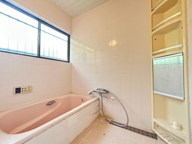 向日市物集女町北ノ口　の浴室|淡いピンク色でコーディネートされた、心落ち着く浴室です。