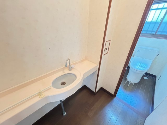 向日市物集女町北ノ口　の洗面所|1階 トイレ前に手洗い洗面あり