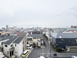 【展望】 | 眼前に広がる空の雄大さと、このお部屋の自慢の一つである「眺望」をご覧ください。毎日、この景色を独り占めできる新生活に夢が広がります。～即日のご見学可能～　お問合せはお気軽にどうぞ。
