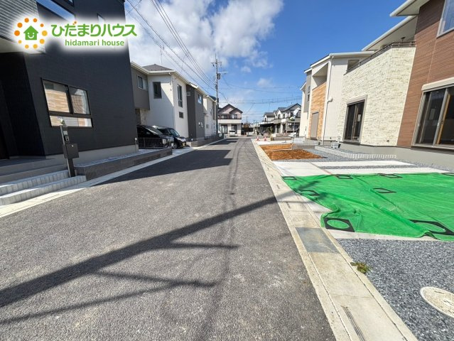熊谷市石原　第4期　分譲一戸建て　ワイウッドコート　03の前面道路含む現地写真