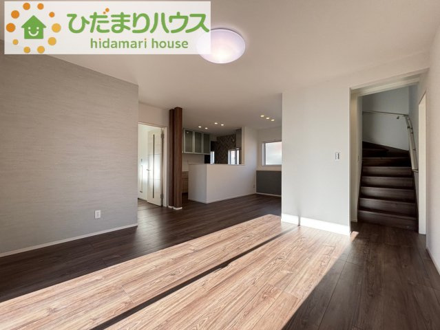 熊谷市石原　第4期　分譲一戸建て　ワイウッドコート　04の居間・リビング|リビングを通って2階に上がるリビング階段で、コミュニケーションがとりやすい☆								