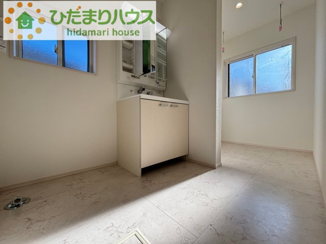 熊谷市石原　第4期　分譲一戸建て　ワイウッドコート　04の脱衣所|小窓があるので、熱気がこもりやすい洗面所も空気の入れ替えがしやすいです♪							