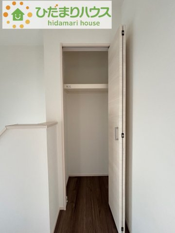 熊谷市石原　第4期　分譲一戸建て　ワイウッドコート　04の収納|家族共同で使える便利な廊下収納！