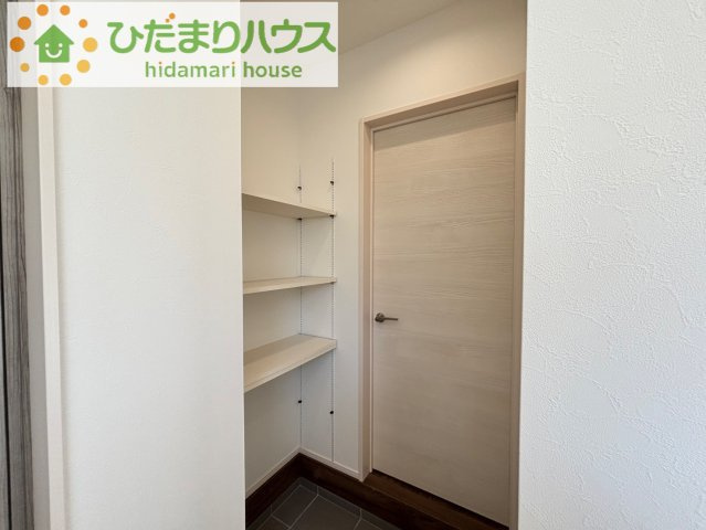 熊谷市石原　第4期　分譲一戸建て　ワイウッドコート　04の収納|ベビーカーやキャリーケースなどの大きい荷物も置くことのできるSCL完備！