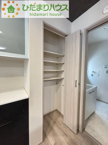 熊谷市石原　第4期　分譲一戸建て　ワイウッドコート　07の収納|食材の収納に便利なパントリー完備！