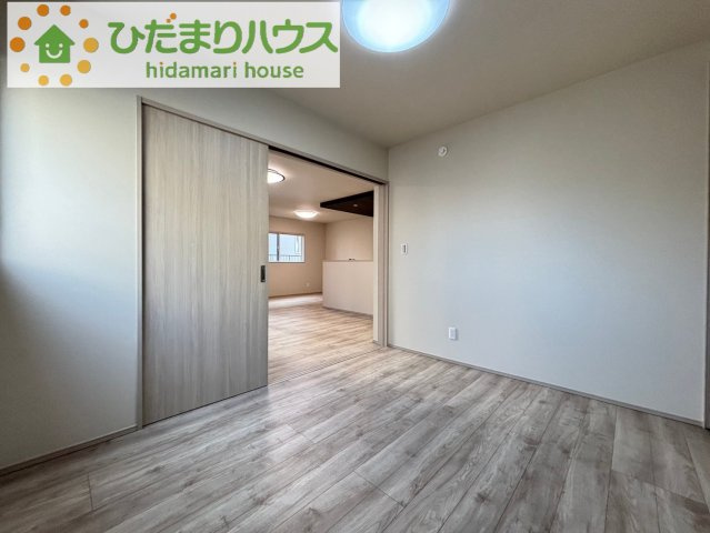 熊谷市石原　第4期　分譲一戸建て　ワイウッドコート　07の内装|リビングと続き間になっているので扉を開ければ大空間を演出できます！