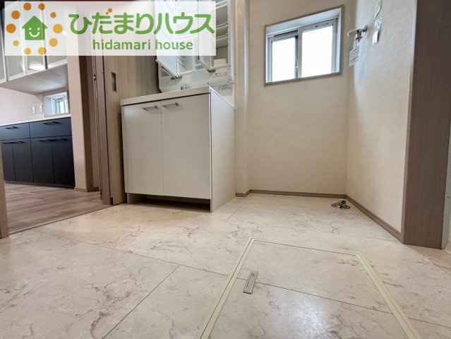 熊谷市石原　第4期　分譲一戸建て　ワイウッドコート　07の脱衣所|小窓があるので、熱気がこもりやすい洗面所も空気の入れ替えがしやすいです☆
