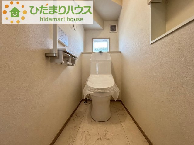 熊谷市石原　第4期　分譲一戸建て　ワイウッドコート　07のトイレ|白を基調としたトイレは、インテリア次第でどんな空間になるかワクワクしますね！