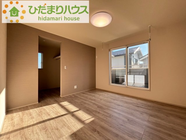 熊谷市石原　第4期　分譲一戸建て　ワイウッドコート　07の寝室|バルコニーに面した広いお部屋は主寝室にどうぞ！！