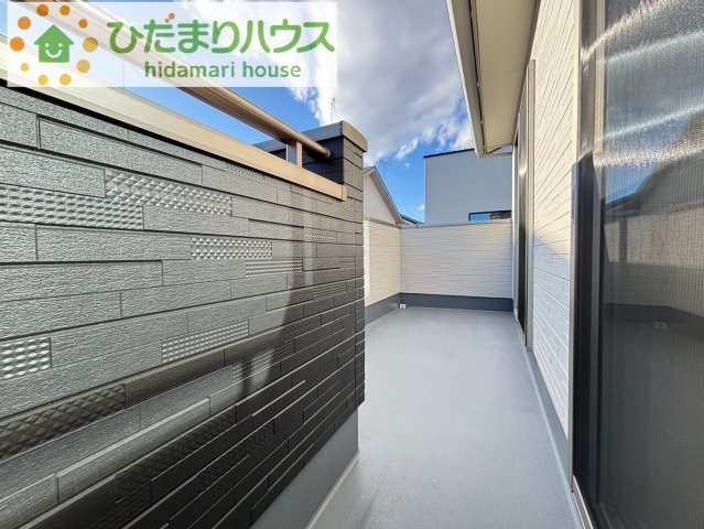 熊谷市石原　第4期　分譲一戸建て　ワイウッドコート　07のバルコニー|2部屋から出入りできるバルコニーでお洗濯物の干し分けもできます☆彡