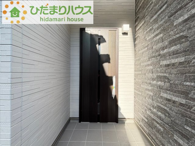 熊谷市石原　第4期　分譲一戸建て　ワイウッドコート　07の玄関|玄関ポーチがあるので、宅配や来訪者の応対がスムーズにできます。