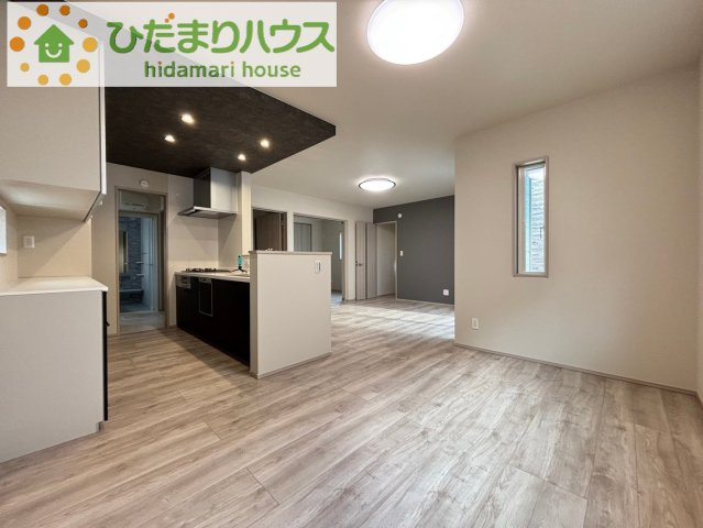 熊谷市石原　第4期　分譲一戸建て　ワイウッドコート　07の居間・リビング|リビングは明るい色の床なのでどんな家具にもマッチしますね♪