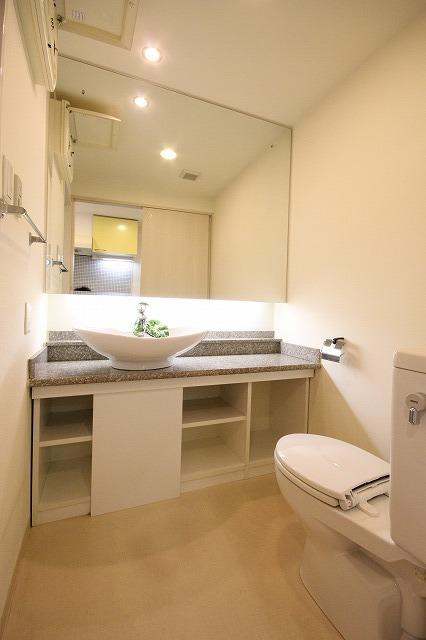 アロハ海岸通の洗面所|※お部屋により仕様が異なる場合があります。