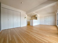 【居間・リビング】 | ロマネスク春日弥生☆仲介手数料無料☆ | 機能性とデザイン性を両立させた、リノベーション物件ならではの素敵な室内。実際に見てみるとそれがよく分かります♪