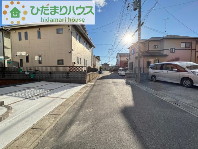 熊谷市石原　第4期　新築一戸建て　ワイウッドコート　12の前面道路含む現地写真|前面道路幅5ｍ！
車の出し入れもスムーズにできます！