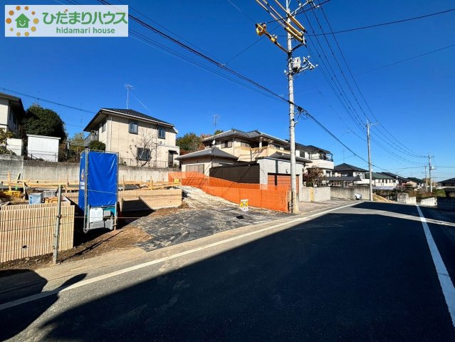 熊谷市船木台５丁目　新築一戸建て　ブルーミングガーデン　　01の前面道路含む現地写真