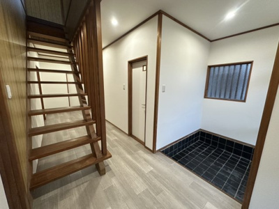 【玄関】 | 小野　中古戸建 | 木製のスケルトン階段のため空間が広く感じられます♪