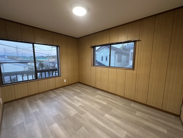 【洋室】 | 小野　中古戸建 | 2階洋室約6帖です♪
2面採光で明るいお部屋です♪