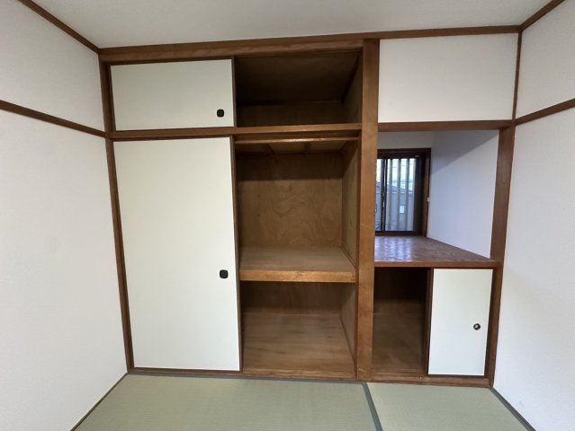 【収納】 | 小野　中古戸建 | 2階和室収納
季節物や普段使わない物を収納するのに便利な天袋付きです♪