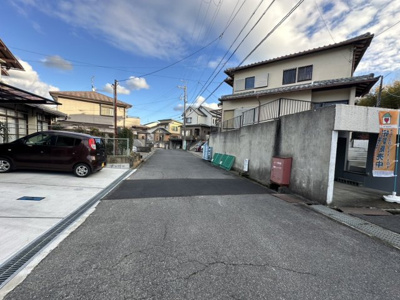 【前面道路含む現地写真】 | 小野　中古戸建 | 幅員約5.8ｍ
間口約11.5ｍ