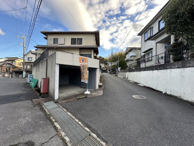 【前面道路含む現地写真】 | 小野　中古戸建 | 掘り込みガレージ上は庭スペースになっています♪