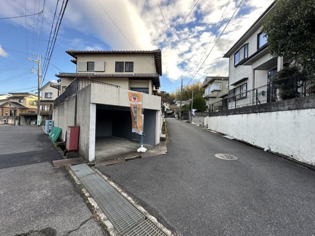 【前面道路含む現地写真】 | 小野　中古戸建 | 掘り込みガレージ上は庭スペースになっています♪