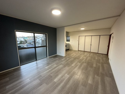 【居間・リビング】 | 小野　中古戸建 | 壁付キッチンは間取りを無駄なく広く使えるため、広々とした部屋を保ちたい人や、スペースを上手く使いたい方におススメです♪