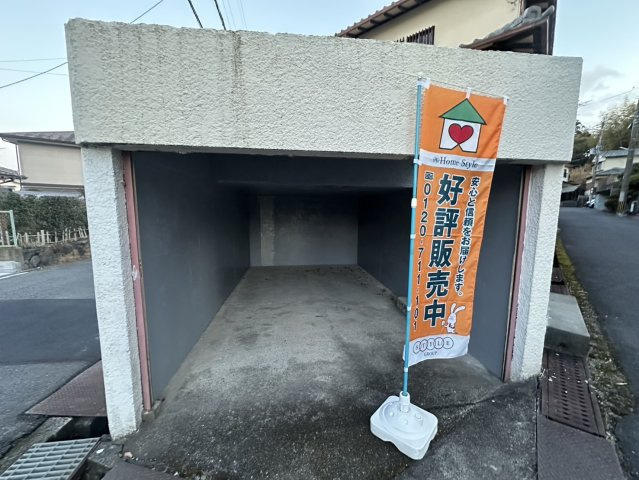 【駐車場】 | 小野　中古戸建 | 車庫：全幅約2.86ｍ×全長約5.0ｍ×高さ約1.75ｍ
