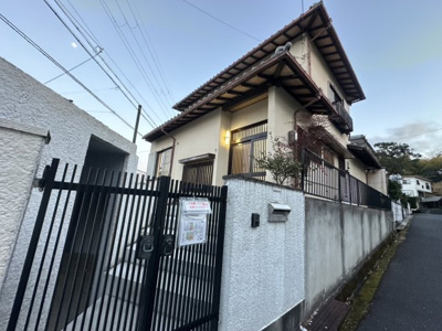 【前面道路含む現地写真】 | 小野　中古戸建 | セキュリティ面を強化してくれる門扉があります♪
