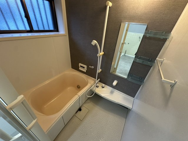 【浴室】 | 小野　中古戸建 | 1日の疲れを癒してくれる浴室は足をゆったりのばして寛ぐことができ、快適なバスタイムをお過ごしいただけます♪