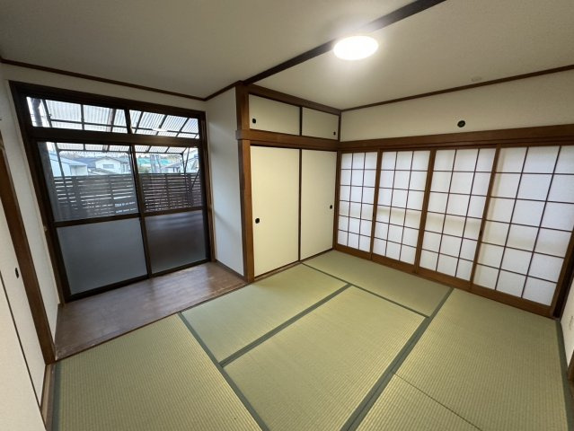 【和室】 | 小野　中古戸建 | 1階リビング横和室約6.0帖
寝室や客間など使い方色々♪