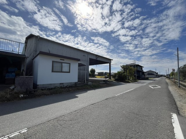 北新田売土地（倉庫付き）の前面道路含む現地写真