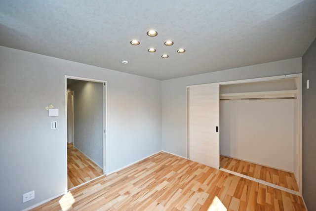 ハッピータウン伊丹瑞穂町6丁目新築一戸建ての収納|-主寝室(2F)- 各居室、収納庫内には枕棚とハンガーレールを配置しています。 限られた収納スペースでもすっきりと片付けることが出来ます。