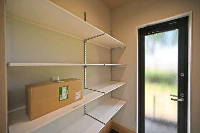 ハッピータウン伊丹瑞穂町6丁目新築一戸建ての収納|玄関まわりを美しく整えるシューズクローク。豊富な棚を備え、収納力にも優れた上質な空間です。可動棚を採用し、収納する物に合わせて高さを自由に調整できます。
